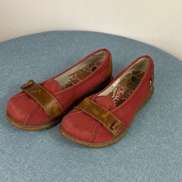 The North Face Red Slip On Shoes Leather Detailing Size 5 - Picture 1 of 8